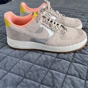 Nike Air Force 1 Shoes Women 10 sneakers Beige Suede 07 Prm Metallic Silver